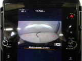 ■人気のフロントビューモニター装備。フロントグリルのカメラ映像を11.6インチディスプレイに表示。自車の前方の様子が確認可能です。見通しの悪い交差点や駐車・発進時などの前方確認をサポートします。