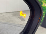 【ブラインドスポットモニター】走行中、ドアミラーの死角になりやすい箇所に後続車が接近するとサイドミラーのレンズに警告を表示!ドライバーに注意喚起をしてくれます。