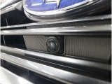 ■フロントグリルにカメラを装着し車内のマルチファンクションディスプレイで確認可能。見通しの悪い交差点での衝突事故防止に貢献するとともに、駐車・発進時などの前方確認をサポートします。