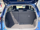 後部座席に座れる状態でも荷室はこれだけの広さがあるのでお出かけやお買い物にも重宝します。ついつい買い物しすぎても安心ですね♪