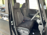 長時間運転しても疲れにくい素材にこだわったフロントシート!