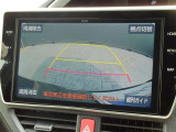バックガイドモニターで、後方を確認しながら安心して駐車することができます。運転初心者も熟練者も必須の機能ですよ!