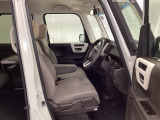 【ベンチシート】運転席と助手席の移動もスムーズ!狭い駐車場での乗り降りや、お子様の乗り降りにも便利です。座席の間にコンソールボックスやドリンクホルダーがないため、車内空間が広く感じます。