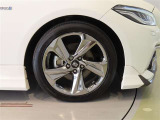 純正のアルミホイール装着車です。タイヤサイズは225/45R18です。