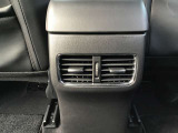 後部座席にもエアコン吹き出し口がしっかり装備されています。