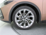 機敏さを引き立てる純正アルミ 225/45 R21 装着!