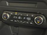 【左右独立オートエアコン】左右独立型、いわゆるデュアルエアコンです。運転席と助手席でそれぞれお好みの温度を設定可能です。