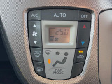 【オートエアコン】一度お好みの温度に設定すれば、車内の温度を検知し風量や温度を自動で調整。暑い&hellip;寒い&hellip;と何度もスイッチ操作をする必要はありません。快適な車内空間には必須の機能ですね♪
