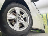 【純正アルミホイール】外観にマッチした純正アルミホイールを装着しております。各種社外アルミホイールや、スタッドレスタイヤも取扱いしております。是非ご相談ください♪