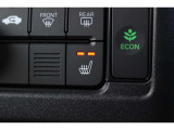 ワンプッシュで起動できるECONモード。アクセル操作に対する加速を穏やかにするとともに、空調の強さを調整することで電力消費を抑え、走行距離を延ばせ走行距離はマルチインフォメーションディスプレーに表示。