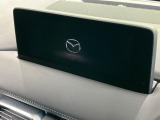 【8.8インチマツダコネクト】車内の雰囲気にマッチした大型ディスプレイ。スマホ接続でのナビ使用やBluetooth再生等、様々な機能が楽しめます。直感的なダイヤル操作が可能で、使い勝手も良好です。