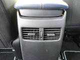 後部座席にもエアコン吹き出し口がしっかり装備されています。