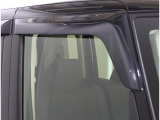ドアバイザーが既に付いています☆ 車内に熱がこもらないようにしたい時や換気したい時など少しだけ窓を開けておきたい時にとても便利です♪