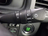 【オートライト】車外の明るさに応じて、自動的にライトの点灯・消灯をしてくれます。