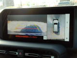 パノラミックビューモニター付きです。車両を上から見たような映像をディスプレイオーディオ画面に表示。運転席からの目視だけでは見にくい、車両周辺の状況をリアルタイムでしっかり確認できます。