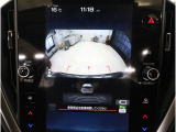 ■後方の映像を車内の11.6インチディスプレイに表示。 ステアリング操作に連動して動くガイドラインが、駐車や車庫入れをよりスムーズにサポート。狭いスペースでも安心して操作できる頼れる機能です。