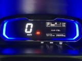 走行中も一目で分かるデジタルメーターでスピードのチェックもしやすいので、安全運転のお手伝いに!!!