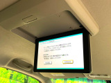 【後席モニター】家族や友人とお出かけする機会が多い方に大人気の後席モニターを装備!見やすい位置に画面がありテレビやDVDの視聴も快適!友達もお子様も、後席にしか乗らなくなるかも??