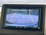【バックカメラ】駐車時に後方がリアルタイム映像で確認できます。大型商業施設や立体駐車場での駐車時や、夜間のバック時に大活躍!運転スキルに関わらず、今や必須となった装備のひとつです!
