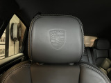 オプション設定のポルシェクレストエンボスフロントヘッドレストが装着されており、さりげなくブランドロゴを主張し、所有欲を満たしてくれます