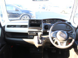 操作性に優れた運転席となります!小物入れや各ボタンの配置にこだわり、使いやすいです!座り心地もよく視認性も良好なのでロングドライブもお任せ下さい!
