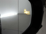 ブラインドスポットモニター装備。隣車線を走る車両を検知。ドアミラーでは確認しにくい後、側方エリアに存在する車両や急接近してくる車両も検知しドアミラーに搭載されたLEDインジケーターが点灯します。