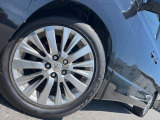 【純正18インチアルミホイール】外観にマッチした純正アルミホイールを装着しております。各種社外アルミホイールや、スタッドレスタイヤも取扱いしております。是非ご相談ください♪