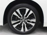 専用18インチアルミホイール(切削光輝+ブラック塗装)が装着されています。タイヤサイズ235/50R18