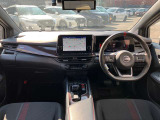 すっきりした運転席周りにはナビやエアコンの操作パネルを設置しておりますので、お一人での運転でもご安心できます。
