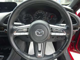 シンプルなハンドルで運転に集中できます。