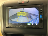 リバースギアに入れるだけで後方の表示へ切り替わります。夜間や雨の日の駐車も楽になりますよ。