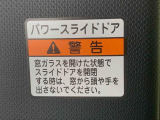 見た目が大事!な外装はぴかっとキレイに磨いており、経年のくすみもよみがえっております。ヘッドライトやドア周辺を磨く際にはマスキングテープを使用して保護しながら丁寧に作業をしております。