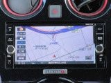 日産純正のメモリーナビ付きです。知らない場所にお出かけの際には非常に活躍します。Bluetoothを搭載しておりますので、運転中でもハンズフリーにて通話を行うことができます。