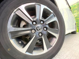 【純正アルミホイール】外観にマッチした純正アルミホイールを装着しております。各種社外アルミホイールや、スタッドレスタイヤも取扱いしております。是非ご相談ください♪