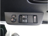 ■運転席ドアの操作しやすい位置にミラー操縦スイッチがついておりますので、ストレスなく自分のフィットする位置にセッティング頂けます。
