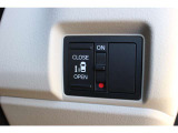 後席左側は電動スライドドア!開閉にはドアハンドルを少し引くか、運転席のスイッチを押すだけで自動開閉します!