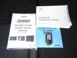 カギをバッグやポケットに入れたままでもドアロックの開閉やエンジン始動ができる『スマートキー』付き!暗くなってもキー穴を捜す必要が無くとっても便利ですから人気の装備です!