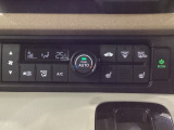 オートエアコンがついてますので、簡単操作で快適に過ごせます。リア熱線のスイッチの中にサイドミラーヒーターも入っています。パネル内のシートヒータースイッチは前席の左右別々に2段階で温度設定ができます。