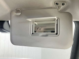 【運転席サンバイザー】鏡が付いているのでメイク直しなどにも便利★