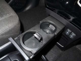 <オープンタイプカップホルダー>センターパネル下部に設置されていますので使いやすさバッチリ!運転席からも助手席からも手の届く位置です!