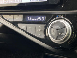 【オートエアコン】一度お好みの温度に設定すれば、車内の温度を検知し風量や温度を自動で調整。暑い&hellip;寒い&hellip;と何度もスイッチ操作をする必要はありません。快適な車内空間には必須の機能ですね♪