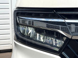 【LEDヘッドライト】悪天候や夜間走行時も良好な視界を確保し安心して運転できる高輝度LEDヘッドライトを装備!点灯速度が早く、消費電力も抑えられています。