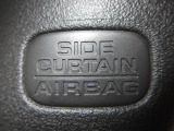 サイドカーテンエアバックシステムは、側面衝突時に大人から子供までさまざまな体格の乗員の頭部や頚部を広範囲で保護。特にセンターピラーへの頭部衝突を防ぐ展開性能を実現しています。