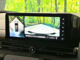 【アラウンドビューモニター】専用のカメラにより、上から見下ろしたような視点で360度クルマの周囲を確認することができます☆死角部分も確認しやすく、狭い場所での切り返しや駐車もスムーズに行えます。