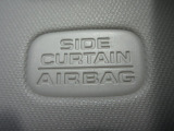 サイドカーテンエアバックシステムは、側面衝突時に大人から子供までさまざまな体格の乗員の頭部や頚部を広範囲で保護。特にセンターピラーへの頭部衝突を防ぐ展開性能を実現しています。