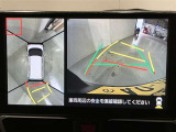 パノラミックビューモニター付きです。車両を上から見たような映像をディスプレイオーディオ画面に表示。運転席からの目視だけでは見にくい、車両周辺の状況をリアルタイムでしっかり確認できます。
