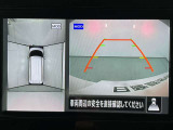【アラウンドビューモニター】まるでクルマを真上から見ているようなアラウンドビューモニターで運転をサポート。運転席から見えにくい車の四隅や後方もモニターでしっかり見えます。