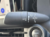 【オートワイパー(AUTO)】雨が降り出した時に、雨滴検出用センサー(レインセンサー)が雨滴を感知すると、自動でワイパーが動作します。