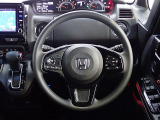 ハンドル左側にはオーディオ操作が出来るオーディオリモートコントロールスイッチ、右側にはHonda SENSINGとオートクルーズコントロールのスイッチを装備!
