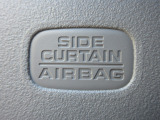 サイドカーテンエアバックシステムは、側面衝突時に大人から子供までさまざまな体格の乗員の頭部や頚部を広範囲で保護。特にセンターピラーへの頭部衝突を防ぐ展開性能を実現しています。